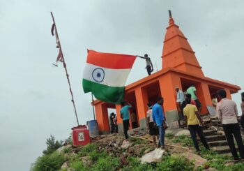 गिद्धेश्वर पर्वत पर नवनिर्मित मंदिर में युवाओं ने जय श्री राम के नारे के साथ पहुंचाया हनुमान जी की प्रतिमा