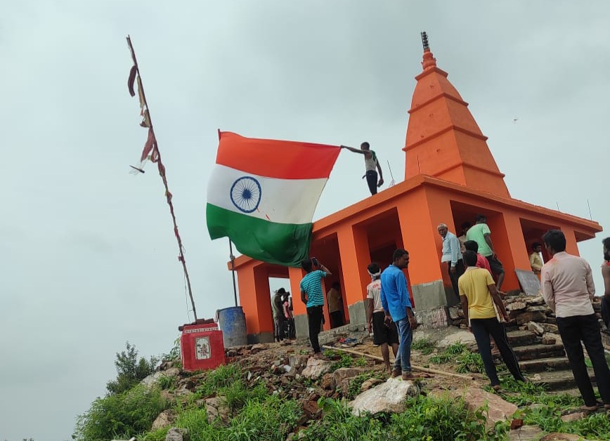 गिद्धेश्वर पर्वत पर नवनिर्मित मंदिर में युवाओं ने जय श्री राम के नारे के साथ पहुंचाया हनुमान जी की प्रतिमा