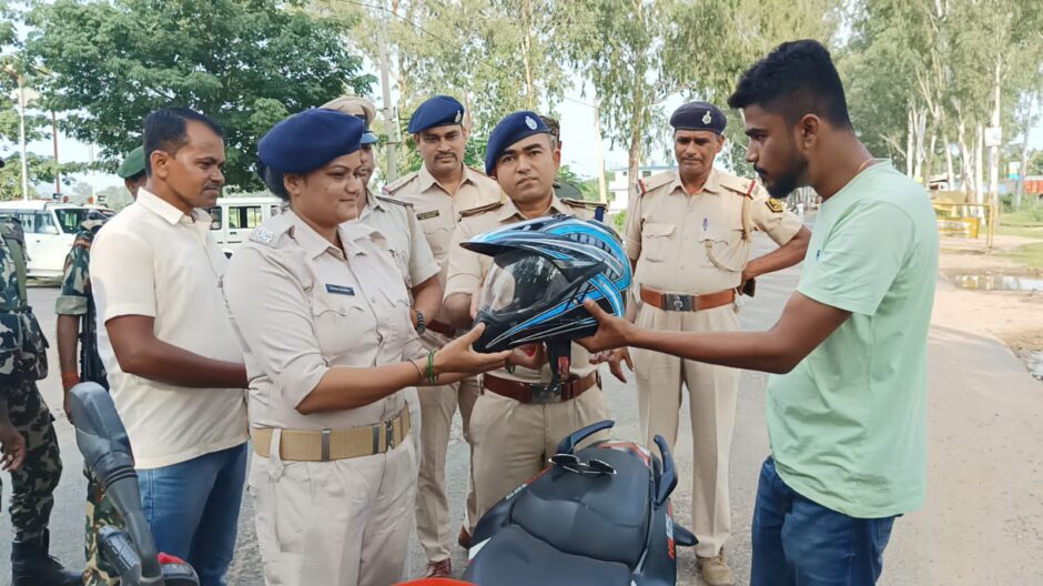 बिना हेलमेट पहने वाहन चालकों को महिला सिपाही ने कलाई पर राखी बांध हेलमेट किया गिफ्ट