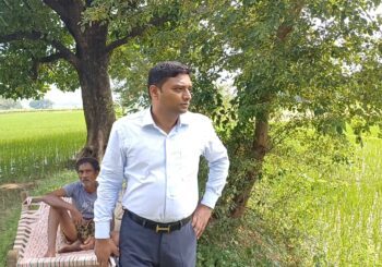 खाट पर लेटे किसान के पास पहुंचे डीएम, बातचीत कर लिया धान रोपाई का जायजा
