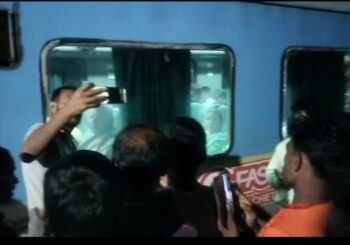 लंबे अरसे के बाद लालू यादव ट्रेन से किया सफर देखने के लिए लोगों की उमड़ी भीड़