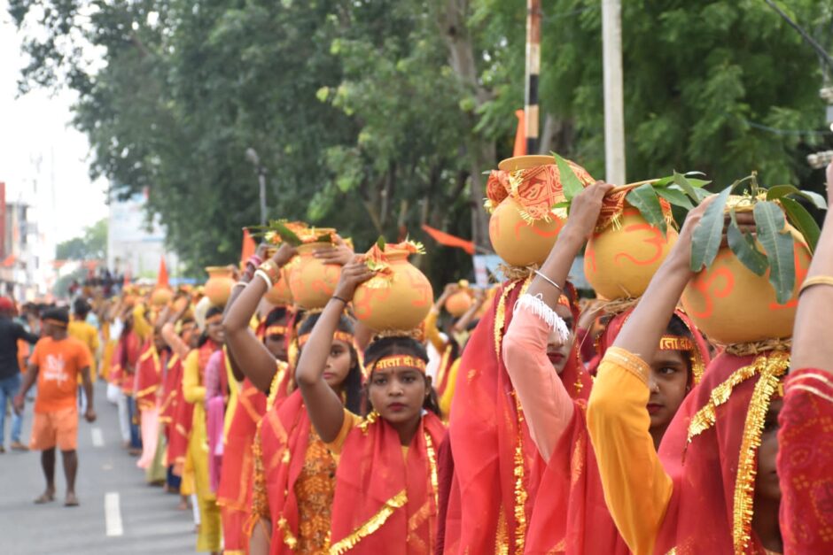 11 दिवसीय श्रीमद्भागवत कथा यज्ञ को लेकर निकाली गई कलश यात्रा