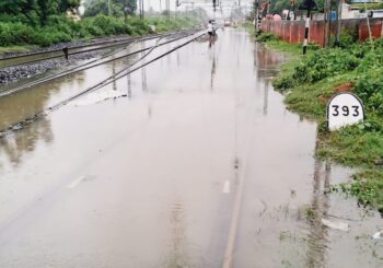 बारिश के चलते रेलवे आटोमेटिक सिग्नल काम करना किया बंद