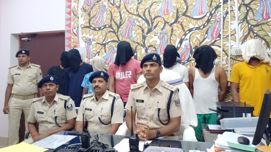 ब्लूटूथ डिवाइस की मदद से परीक्षा पास करने वाले गिरोह का पुलिस ने किया पर्दाफाश