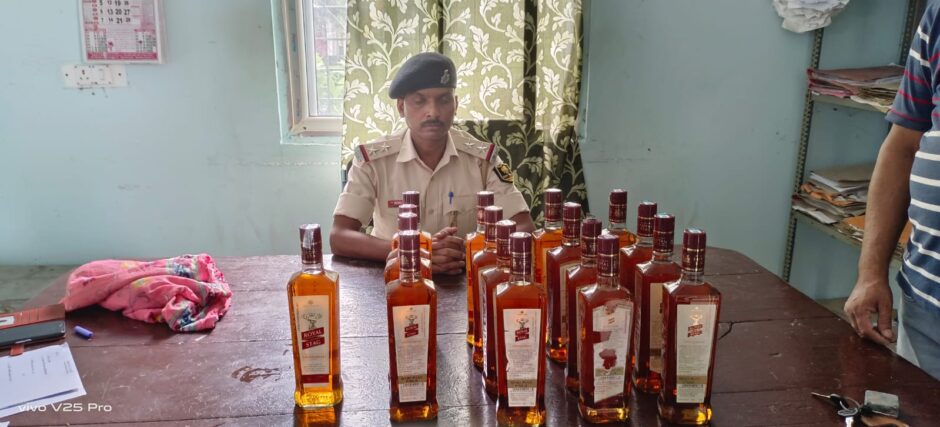 जीआरपी पुलिस ने जमुई रेलवे स्टेशन से विदेशी शराब बरामद