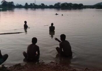 नहाने के दौरान तलाव में डूबा, गोताखोर द्वारा व्यक्ति की तलाश जारी
