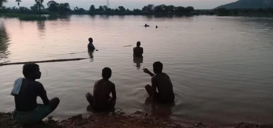 नहाने के दौरान तलाव में डूबा, गोताखोर द्वारा व्यक्ति की तलाश जारी