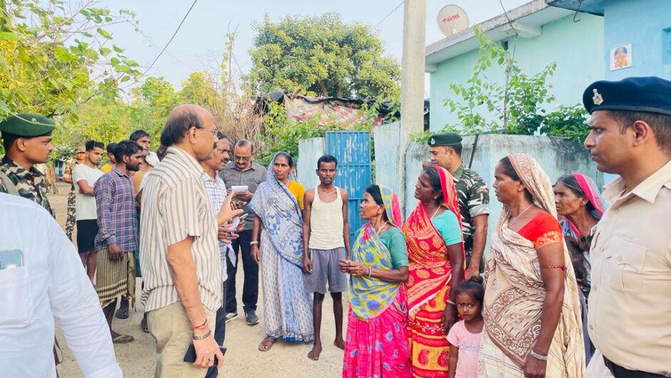 जिलाधिकारी ने महादलित टोले का किया भ्रमण, सरकारी योजनाओं से संबंधित कार्यों का लिया जायजा