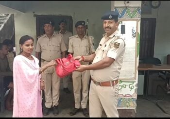 ऑटो में छूटा महिला का पर्स, 2 घंटे में पुलिस ने ढूंढ कर महिला को लौटाया