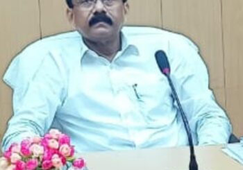 डीएम लगातार कर रहे हैं क्षेत्र का भ्रमण, आम जनों से मिलकर उनकी समस्याओं का कर रहे हैं निराकरण