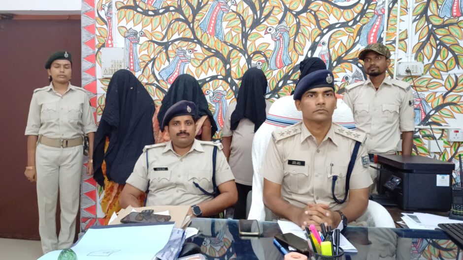 अवैध बालू उत्खनन मामले में पुलिस ने चार को किया गिरफ्तार, 34 नामजद आरोपी पर एफआईआर दर्ज