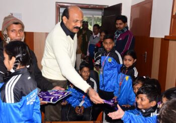 टी आर नारायण स्कूल सिकंदरा के बच्चों ने जमुई डीएम और एसपी से मिलकर नए साल की दी बधाई