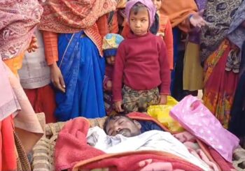 इलाज के दौरान कैदी की मौत के बाद ग्रामीणों का सड़क पर हंगामा, पुलिस पर हुआ पथराव