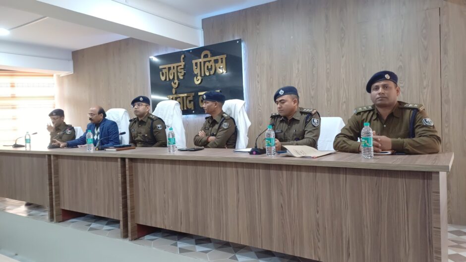 पुलिस पदाधिकारी को डीएम -एसपी ने प्रशस्ति पत्र देकर किया सम्मानित