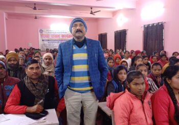 डीएम शिक्षा संवाद कार्यक्रम में हुए शामिल, अभिभावक और छात्रों से किया संवाद