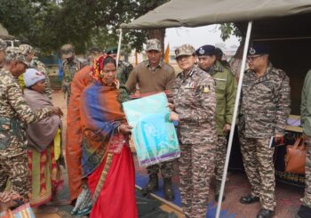 सीआरपीएफ के अधिकारियों ने चोरमारा और पैसरा कैंप का किया निरीक्षण
