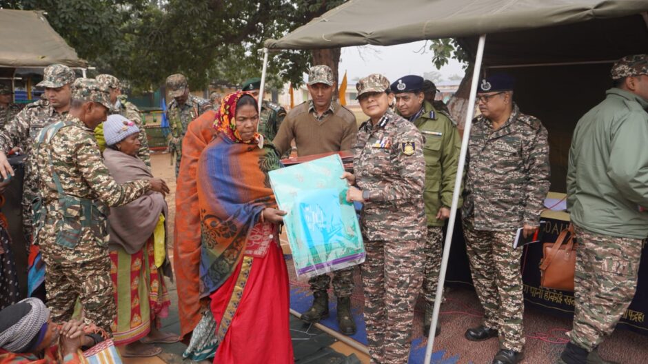 सीआरपीएफ के अधिकारियों ने चोरमारा और पैसरा कैंप का किया निरीक्षण