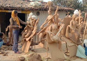 मिट्टी से देवी देवताओं की रूप देने वाला कुम्हार उपेक्षा का झेल रहा दंश