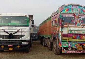 ओवरलोड बालू लदे एक हाईवा सहित दो ट्रक जप्त