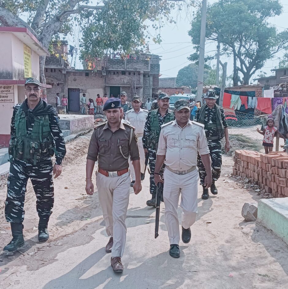 फ्लैग मार्च कर पुलिस व सीआरपीएफ ने लोगों को मतदान करने के लिए किया जागरूक