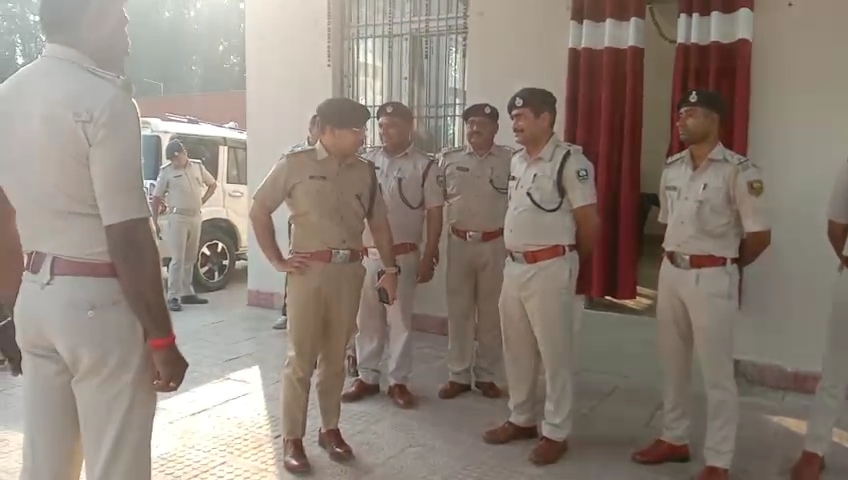 लोकसभा चुनाव को लेकर पुलिस अधीक्षक ने थाना का किया निरीक्षण