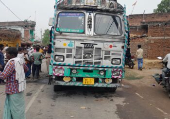 जिनहरा के पास बाइक सवार चचेरे भाई बहन को एक तेज रफ्तार ट्रक ने कुचला, मौके पर भाई की हुई मौत बहन गंभीर