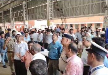 बड़े साहब को निहारते रह गए रेल कर्मी, साहब आए और झलक दिखा कर चले गए