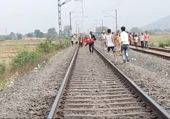 ट्रेन की चपेट में आने से महिला का कटा दोनो पैर, मानवता का परिचय देते हुए स्थानीय लोगों ने महिला को गोद में उठाकर इलाज के लिए दौड़ पड़े