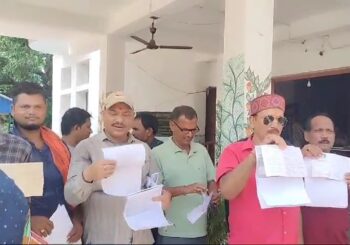 पोस्टमास्टर पर 5 करोड़ गबन करने का आरोप, दर्जनों ग्रामीण पहुंचे थाना