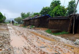 9 माह पहले बनी सड़क गड्ढे और कीचड़ में हुआ तब्दील, ग्रामीण हो रहे परेशान