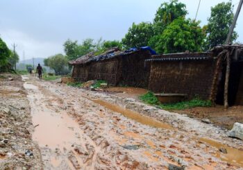 9 माह पहले बनी सड़क गड्ढे और कीचड़ में हुआ तब्दील, ग्रामीण हो रहे परेशान