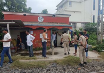 गेटमैन को दबंग युवक ने मारपीट कर किया घायल