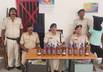 17 बोतल अंग्रेजी शराब के साथ एक तस्कर गिरफ्तार