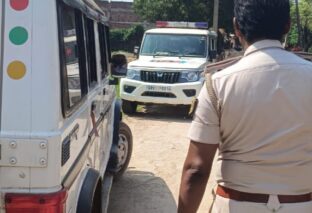 सादे लिबास में केस का अनुसंधान करने पहुंचे यूपी पुलिस को संदिग्ध समझकर ग्रामीणों ने किया  पुलिस के हवाले