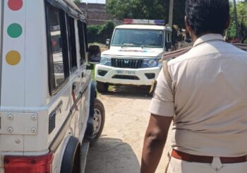 सादे लिबास में केस का अनुसंधान करने पहुंचे यूपी पुलिस को संदिग्ध समझकर ग्रामीणों ने किया  पुलिस के हवाले