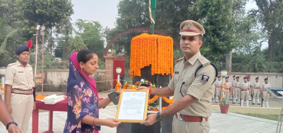 संस्मरण दिवस पर पुलिस अधीक्षक ने शहीदों को दी श्रद्धांजलि