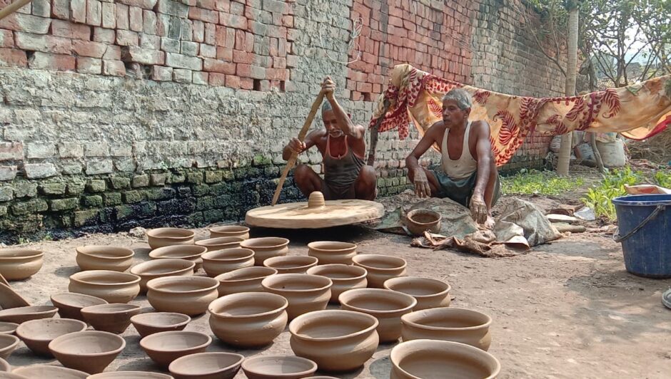 दुसरे की घरों को रौशन करने बाले कुम्हार अब खुद रोशनी को मोहताज