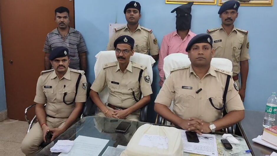 बसतपुर हाई स्कूल में शिक्षकों के साथ मारपीट करने के मुख्य आरोपी को पुलिस ने हथियार के साथ किया गिरफ्तार