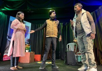 "द सिडक्शन" नाटक का मंचन, मानवीय भावनाओं, लालच और यथार्थ के टकराव का सजीव चित्रण