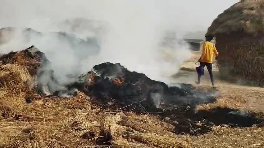 किसान के खलिहान में रखी तीन पुंज में लगी आग, 50 हजार से अधिक का नुकसान