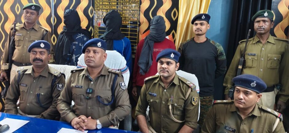 चोरी की बाइक के साथ तीन आरोपी को पुलिस ने किया गिरफ्तार