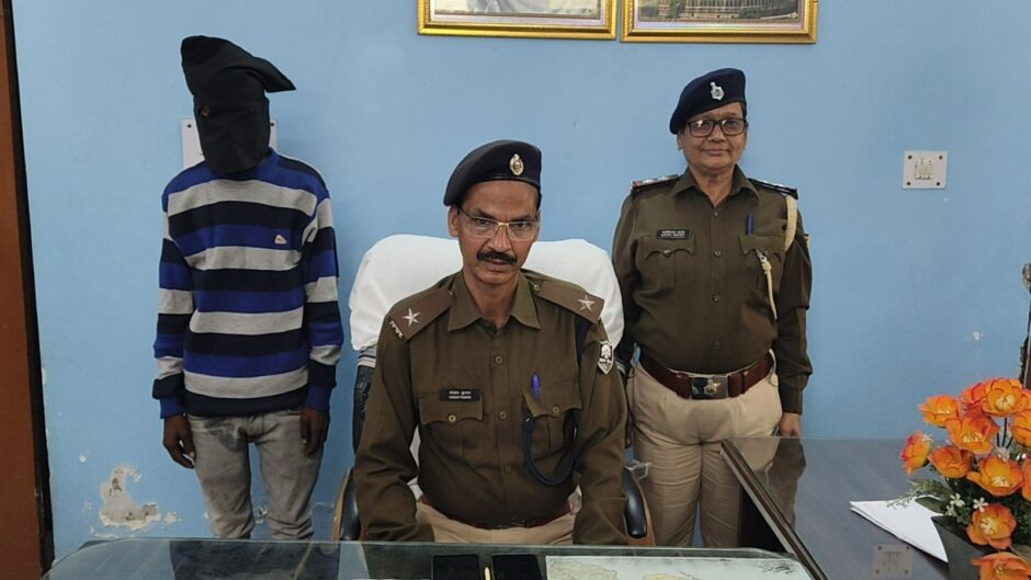 चोरी की ई रिक्शा के साथ चोर को पुलिस ने किया गिरफ्तार