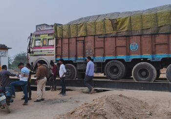 MVI ने जांच में दो ट्रक पर लगाया जुर्माना, एक ट्रक में मिला शराब