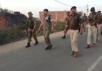 होली के लेकर चंद्रमंडीह पुलिस  ने किया फ्लैग मार्च