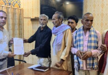 प्रधानमंत्री आवास योजना सर्वे में वसूली का आरोप, ग्रामीणों ने बीडीओ को सौंपा आवेदन