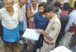 बारात से लौट रही फोर्ड कार पेड़ से टकराई, तीन युवकों की दर्दनाक मौत, चालक गंभीर