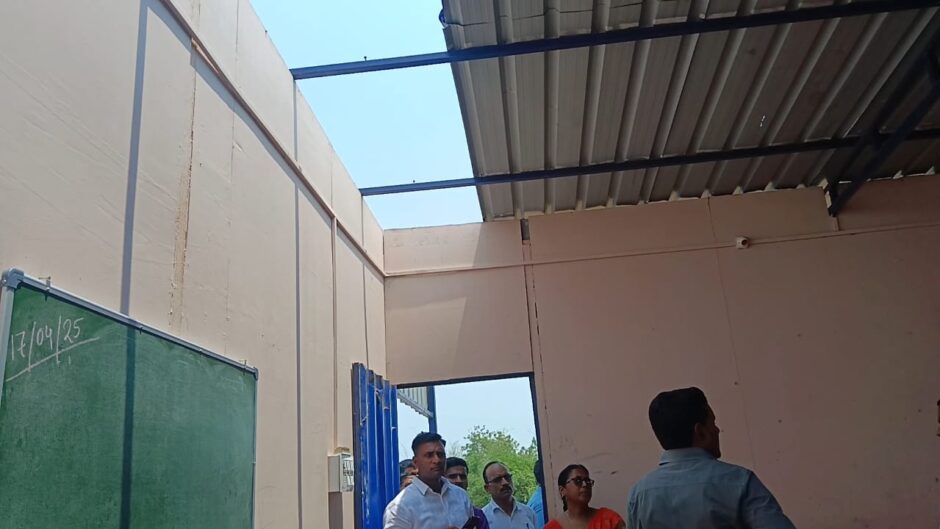 विद्यालय निर्माण कार्य की गुणवत्ता पर उठे सवाल,आंधी में उड़ गया 5 लाख का स्ट्रक्चर