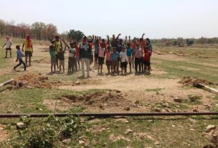 युवाओं के खेल सपनों पर संकट, वन विभाग ने खेल मैदान पर चलाया पोकलेन मशीन ,ग्रामीणों ने किया विरोध