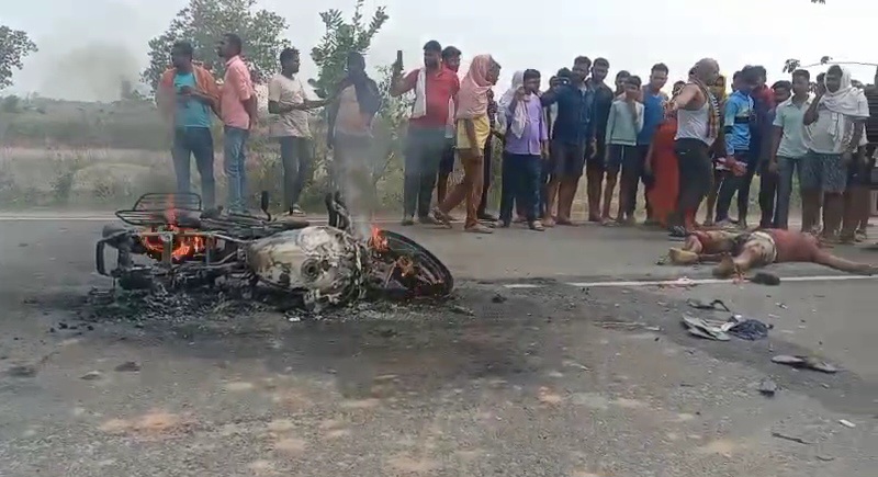 जेसीबी की टक्कर से बाइक में ब्लास्ट, बाइक सवार की जलकर मौत