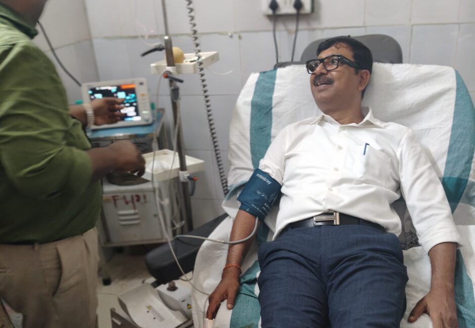 जिलाधिकारी ने किया रक्तदान , कहा– रक्तदान है जीवनदान